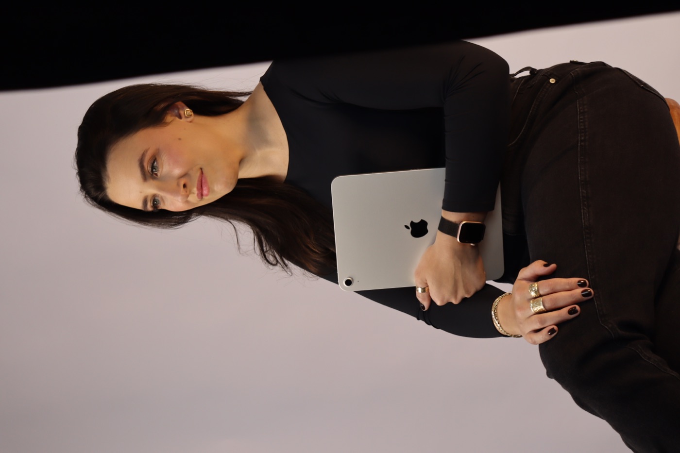 Profissional com tablet em um retrato de marca