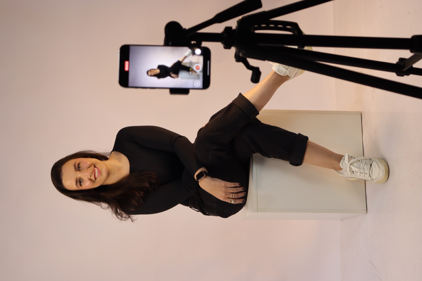Mulher sendo gravada durante produção de conteúdo em vídeo